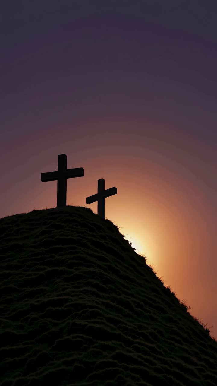 Croci in silhouette su una collina al tramonto, catturate da un angolo basso