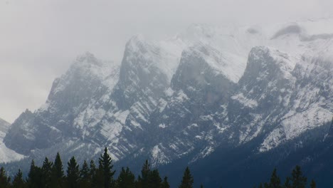 Berggipfel-Mit-Leichtem-Schnee-Im-Herbst