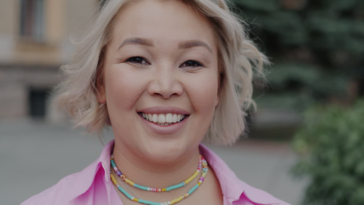 웃는 아시아 여성의 초상화