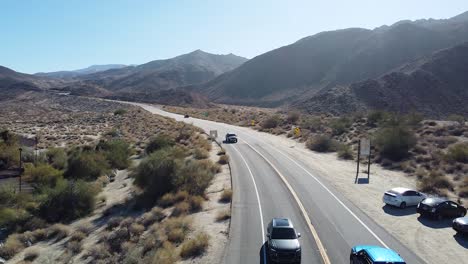 auto che guidano sull'autostrada del deserto in california, ripresa aerea a bassa quota