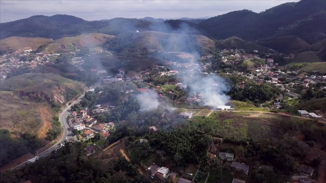 리오데자네이루 의 멘데스 근처 의 언덕 에서 불타고 있는 연기 의 공중 사진