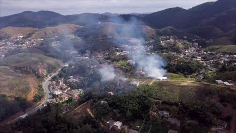 vista aérea del humo de un incendio que arde en la ladera de una colina cerca de mendes, río de janeiro