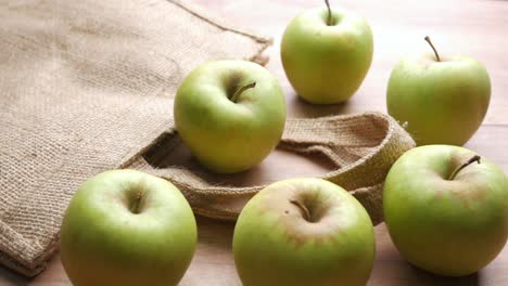 manzanas verdes en una bolsa de tela