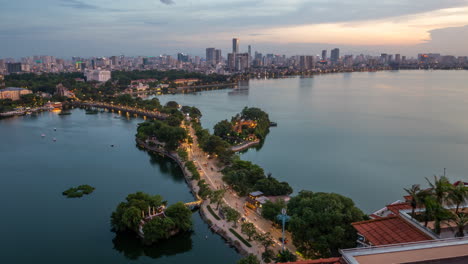 vista superior de hanoi timelapse día a noche con semáforo