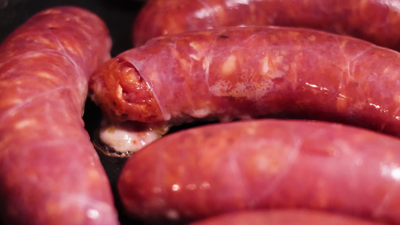 salchichas y setas cocinadas en una sartén