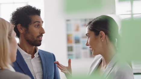 Hermosa-Mujer-De-Negocios-Charlando-Con-Clientes-Sonriendo-Disfrutando-Del-Desarrollo-De-Una-Asociación-Corporativa-Discutiendo-El-Proyecto-En-Un-Moderno-Espacio-De-Trabajo-De-Oficina