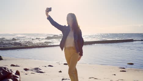 Mujer-Tomando-Selfie-Con-Teléfono-Móvil-En-La-Playa-4k