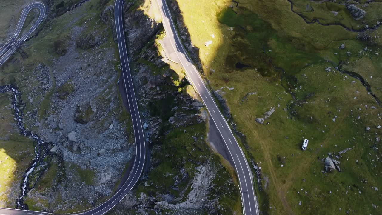 fotografía aérea hacia adelante de la carretera rocosa de serpentine mountain