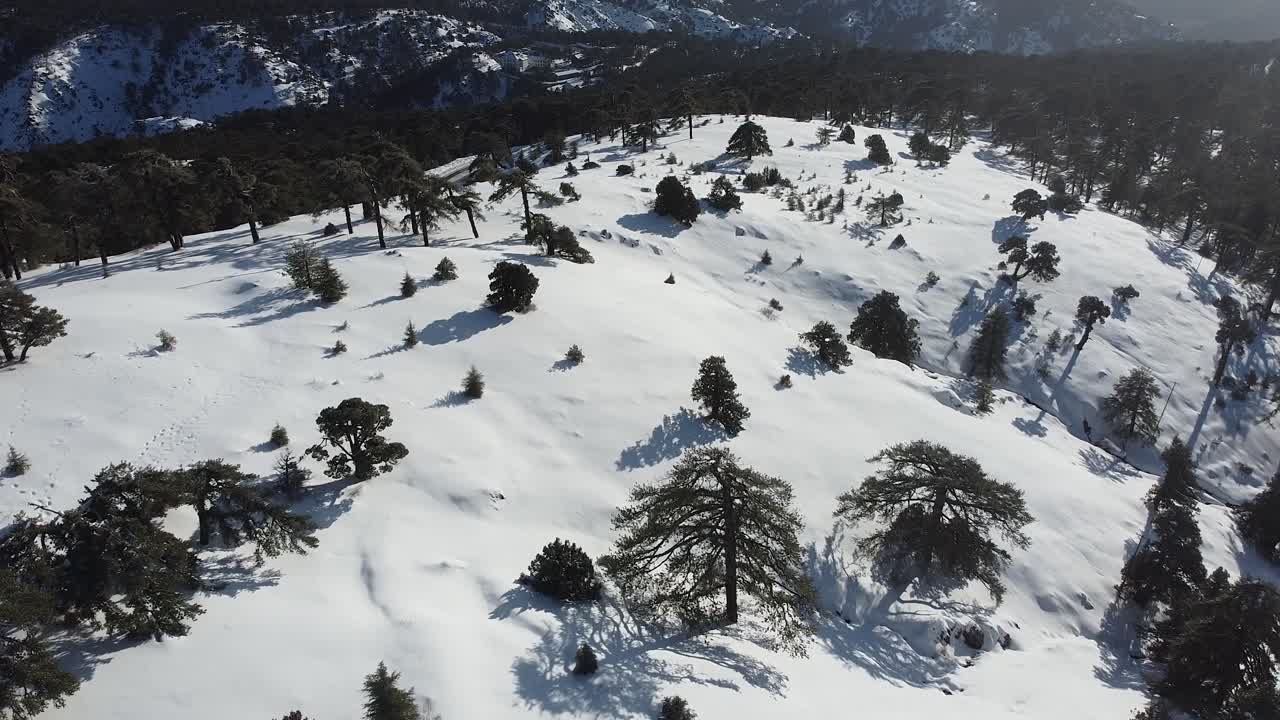 nieve en la montaña de troodos