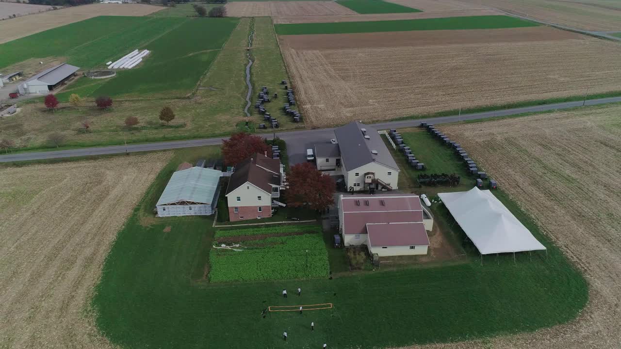 Amish bryllup på en Amish gård, optaget af en drone