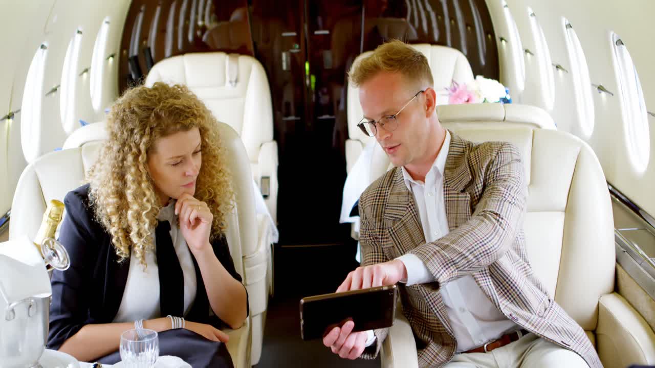 디지털 태블릿 4k를 통해 토론하는 사업가들