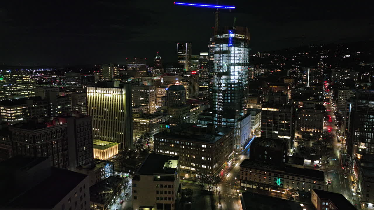 portland, oregon, antena v113, sobrevuelo en el centro de la ciudad desde el distrito de la perla, capturando el paisaje urbano del centro de la ciudad con el exterior brillante de edificios de gran altura en la noche - filmado con el cine mavic 3 - agosto de 2022