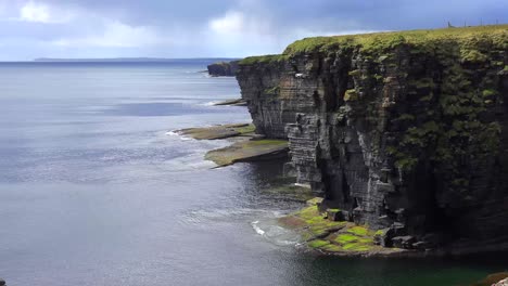 Eröffnungsaufnahme-Der-Wunderschönen-Grünen-Küste-Schottlands-Oder-Irlands-1