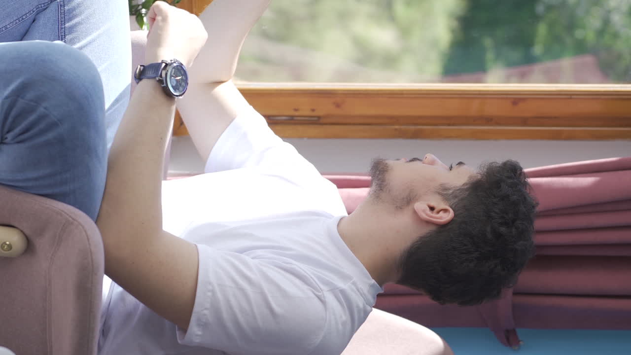 행복한 남자가 집에서 춤을 추는 수직 비디오.