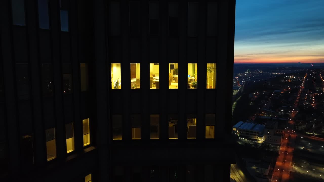 rascacielos en el centro de la ciudad durante la puesta de sol en américa