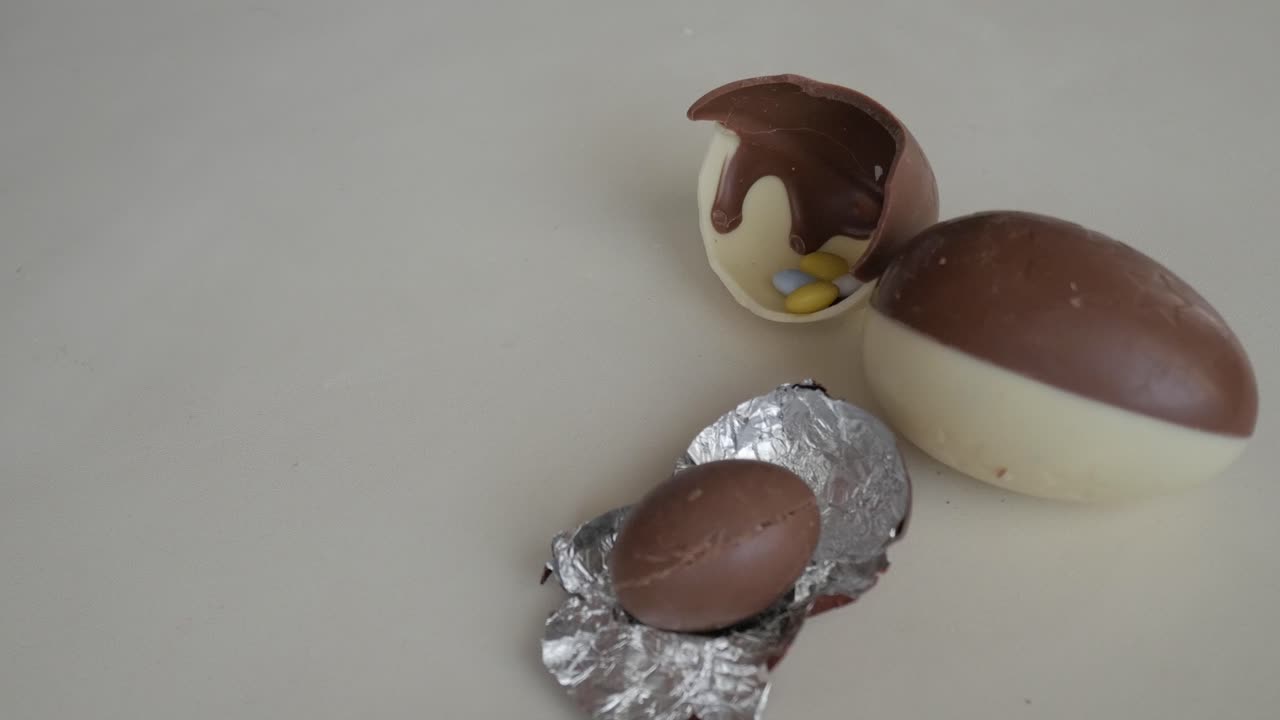 Scartare il cioccolato di Pasqua porta gioia e sorpresa.