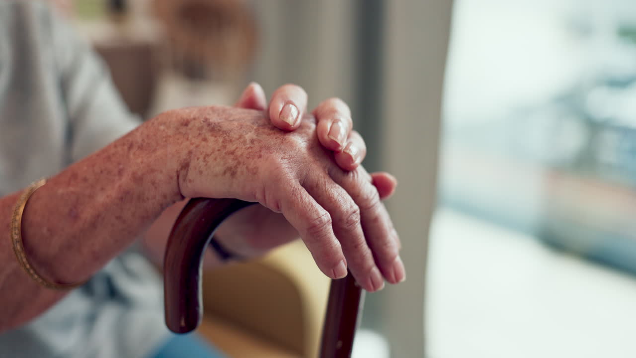 클로즈업, 손과 지 ⁇ 이와  ⁇ 은 여자