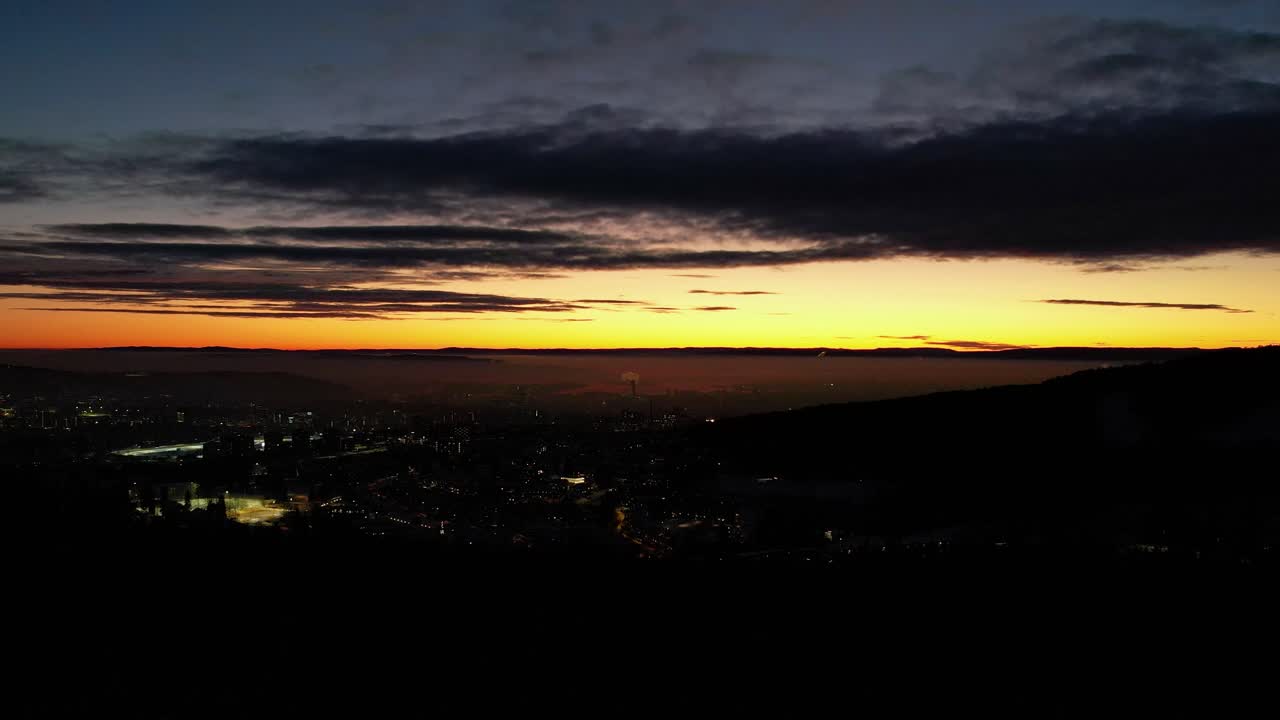 Goldene Stunde über Oslo: 4K-Drohnenfilm des Sonnenuntergangslichts, das dramatische Silhouetten und Reflexionen schafft.