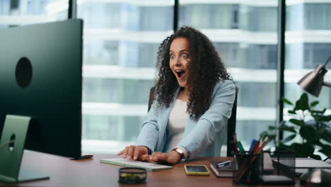 Mujer-De-Negocios-Sorprendida-Regocijándose-Por-El-éxito-Sentado-Cerca-De-La-Oficina-De-La-Empresa.