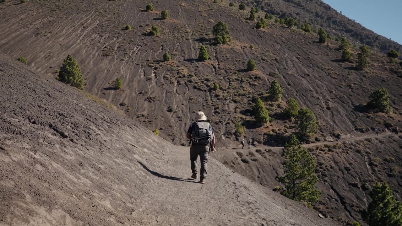 Escursionista che attraversa un versante vulcanico sul vulcano Acatenango in Guatemala