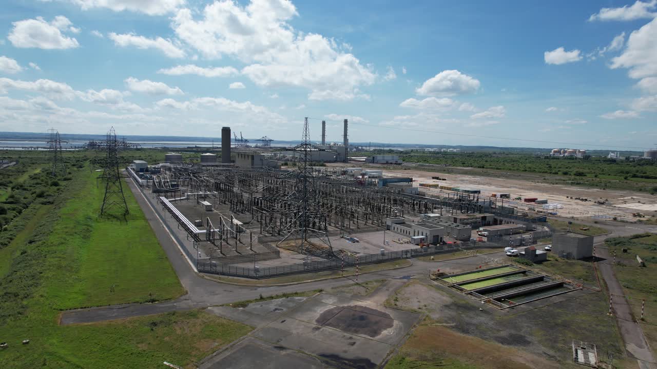 subestación eléctrica de grano power station en el fondo kent uk drone vista aérea