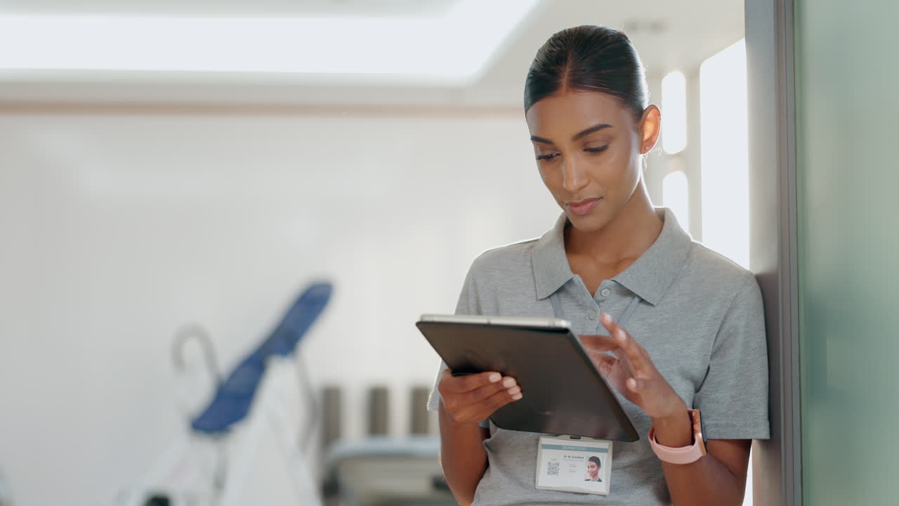 fisioterapia, en línea o mujer feliz con tableta