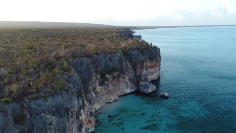 increíble viaje hacia adelante entre las rocas y el mar en cabo rojo república dominicana