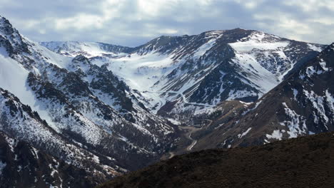 hermoso paisaje montañoso nevado en los andes patagónicos, cerro la hoya, argentina