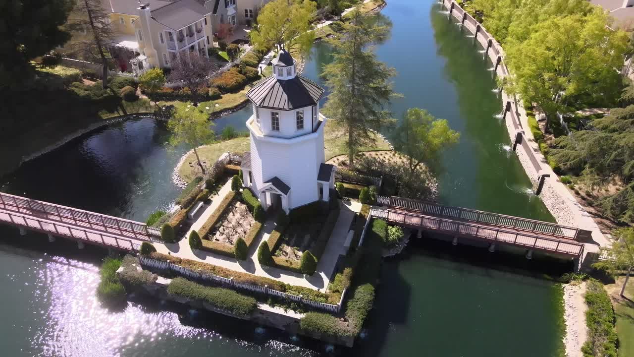 브리지포트 등대, 낮 동안의 궤도 궤도, 발렌시아 캘리포니아