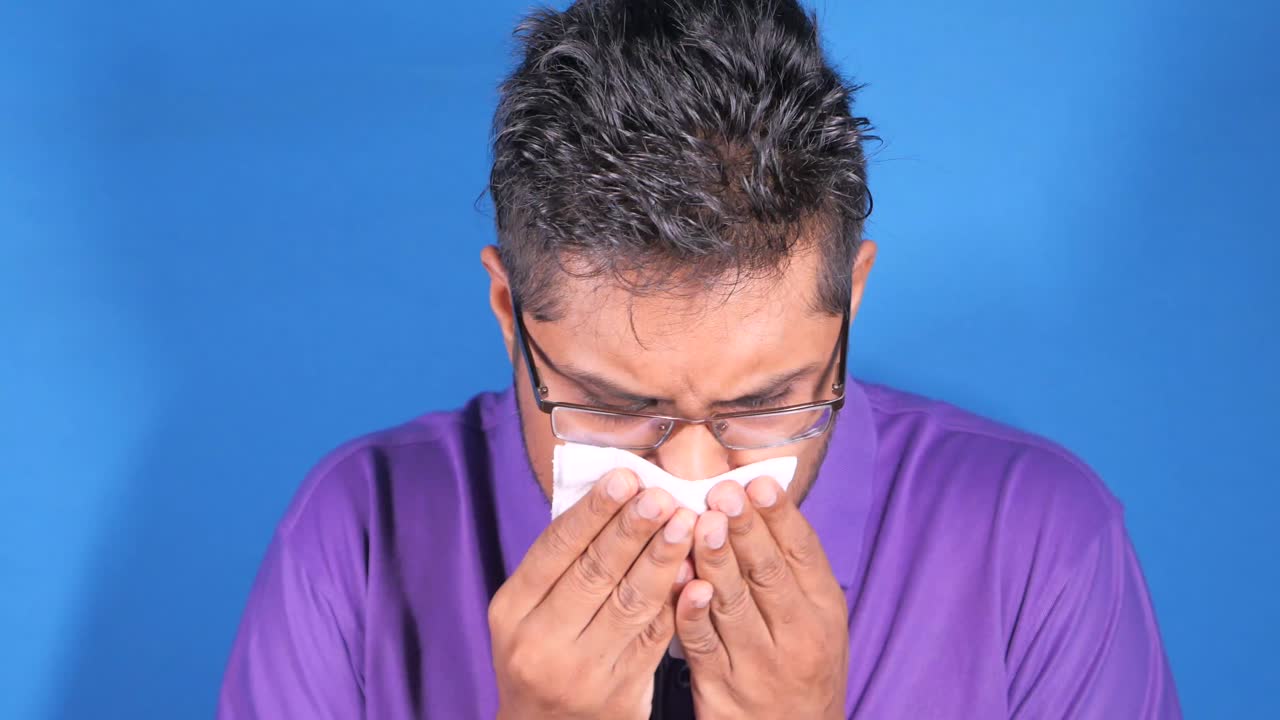 hombre con un pañuelo