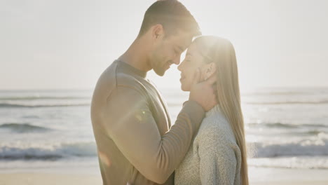 Amor,-Abrazo-Y-Pareja-En-Una-Playa-Con-Confianza.