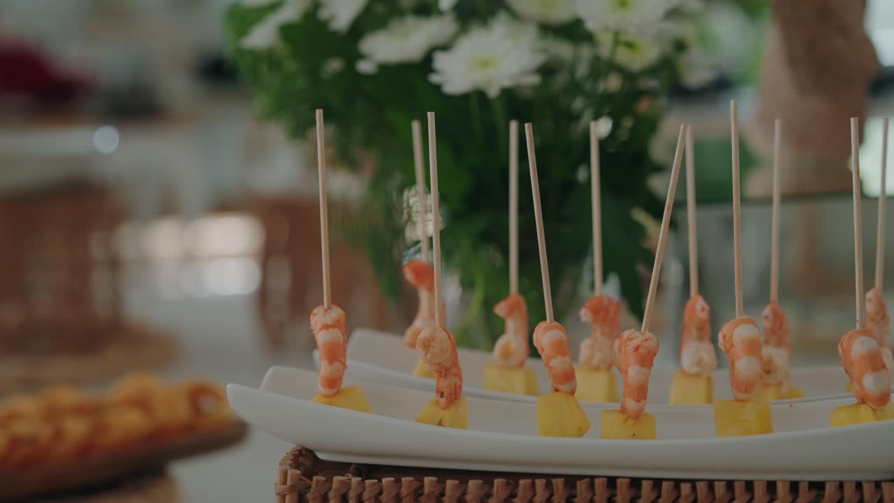 새우 꼬치와 파인애플을 함께 접시에 담아 놓은 모습