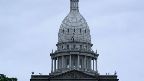 Primer-Plano-De-La-Cúpula-Del-Edificio-Del-Capitolio-Del-Estado-De-Michigan-Con-Vídeo-Panorámico-De-Derecha-A-Izquierda