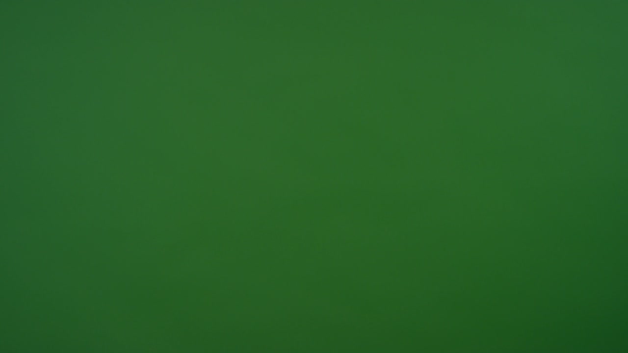 dedo femenino haciendo gestos de toque en pantalla verde