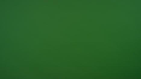 dedo femenino haciendo gestos de toque en pantalla verde