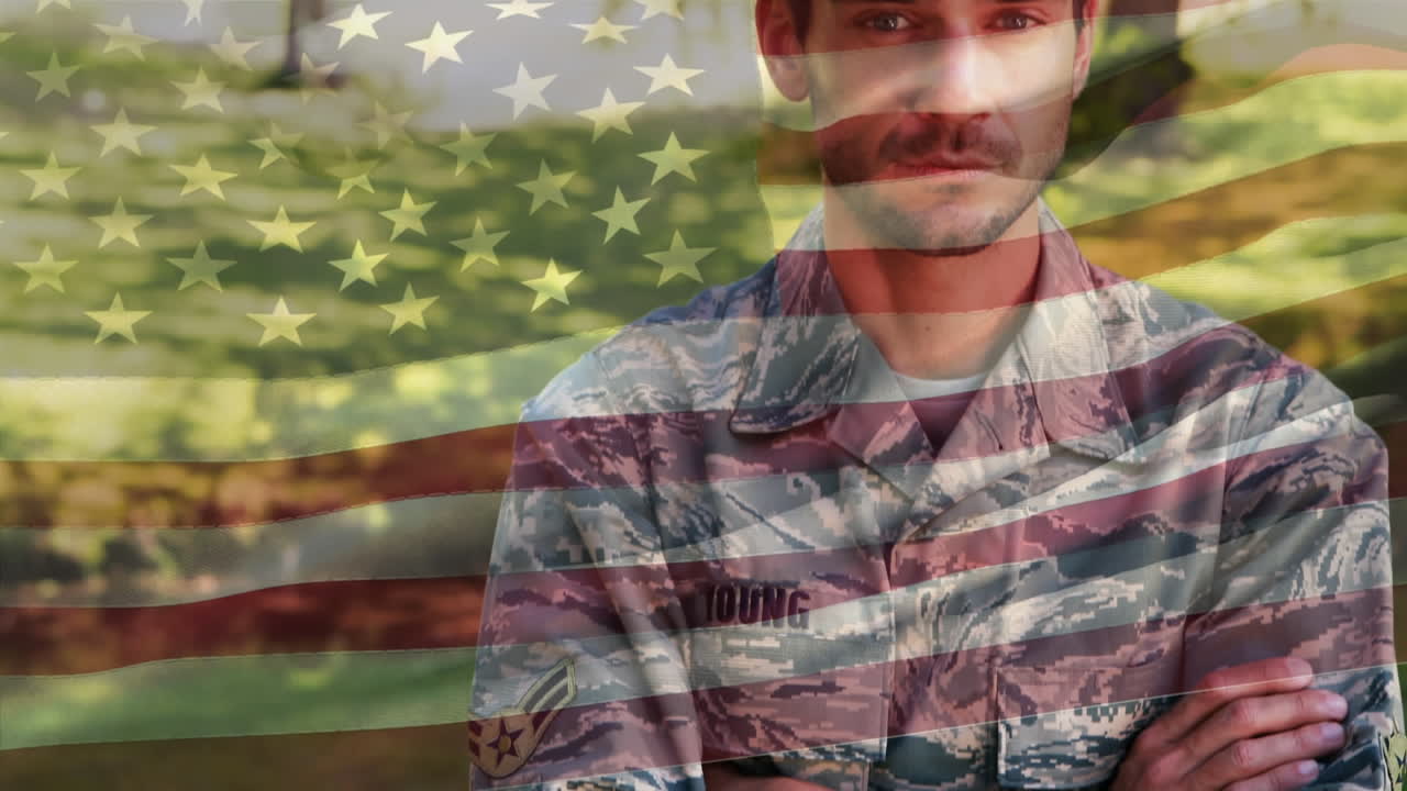 американский солдат ждет в парке.