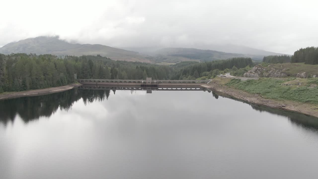 volando hacia atrás mirando la represa laggan, ubicada en el río spean al suroeste de loch laggan en las tierras altas escocesas