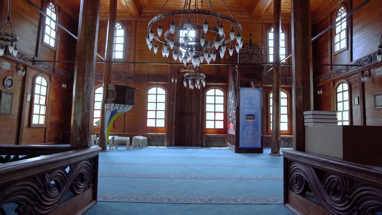 slider dolly 4k imágenes dentro de una mezquita hecha de madera.