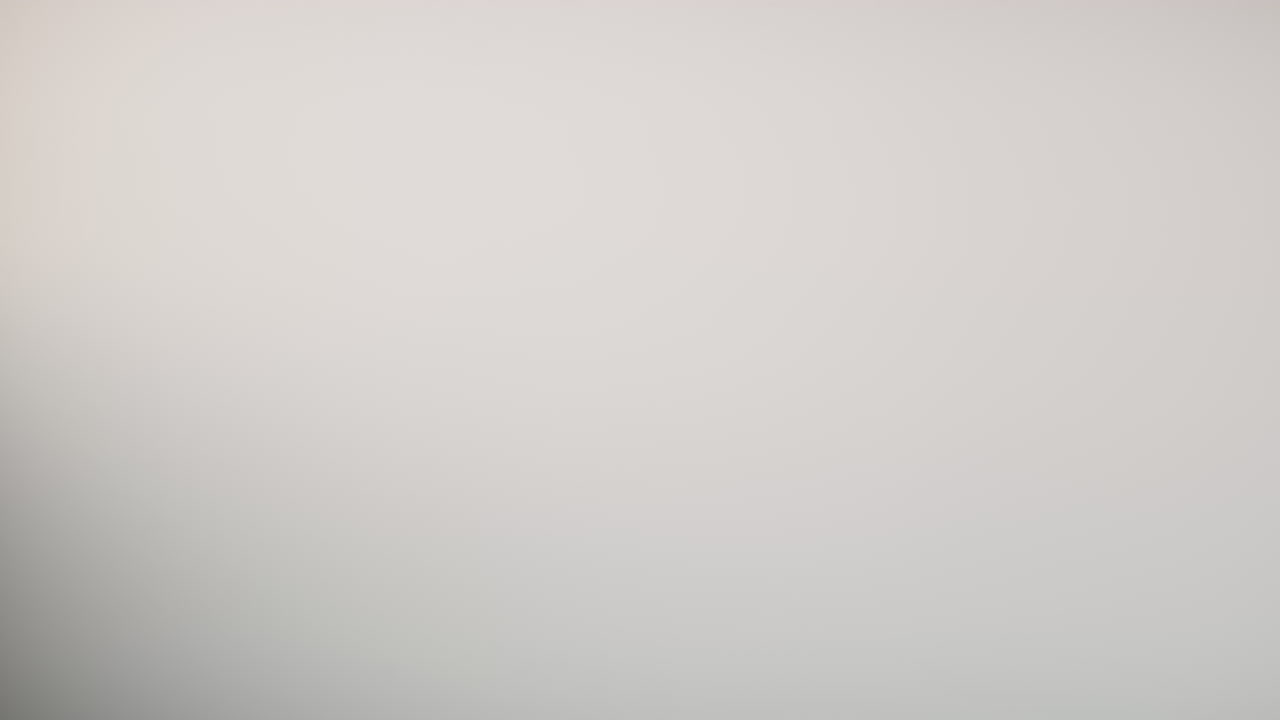 mini dron con fondo blanco subiendo a la toma, flotando por un tiempo, y saliendo de la parte superior del cuadro, vista lateral