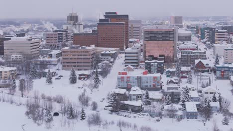 안코리지 (alaska) 의 주거지인 드론 촬영은 구름과 눈이 쌓인 날씨입니다.