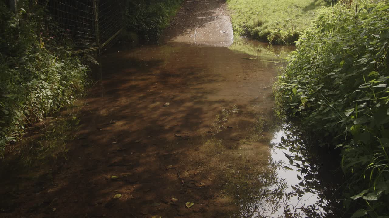 tomada de mitad de scow brook ford en la presa de agua de carsington