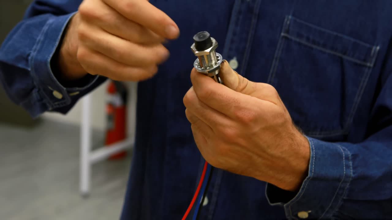 trabajador masculino que trabaja en una oficina 4k