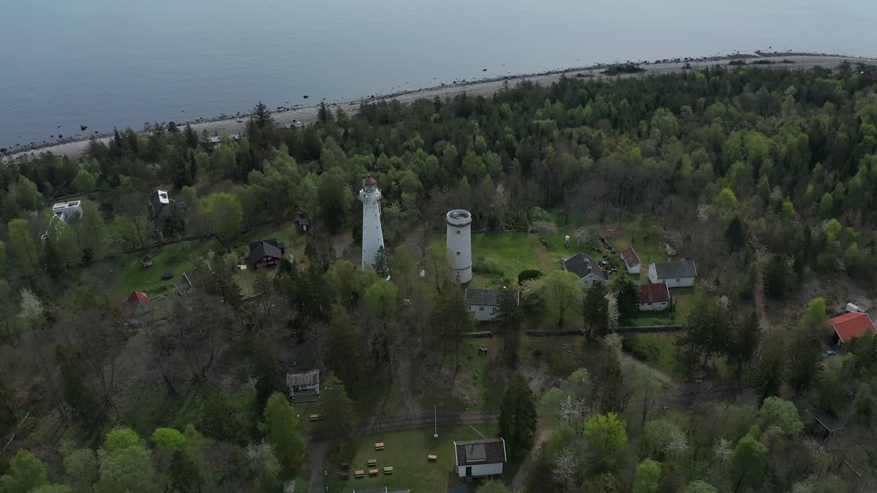 antena del faro de jomfruland es un faro costero ubicado en la isla de jomfruland en kragerø, noruega