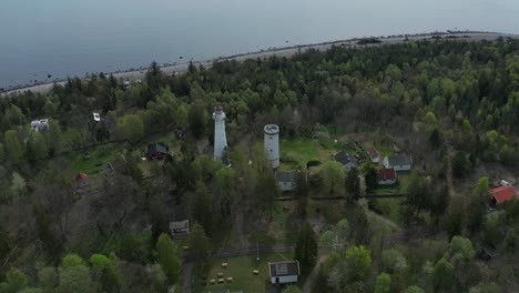 antena del faro de jomfruland es un faro costero ubicado en la isla de jomfruland en kragerø, noruega