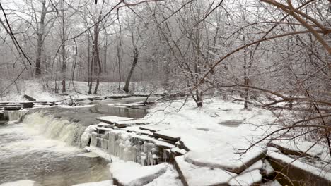 Eine-Aufschlussreiche-Aufnahme-Eines-Kleinen-Flusswasserfalls-Im-Winter