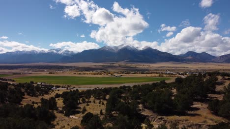 Snowcapped-Collegiate-Peaks-viewed-from-the-Collegiate-Overlook-in-Colorado,-Aerial