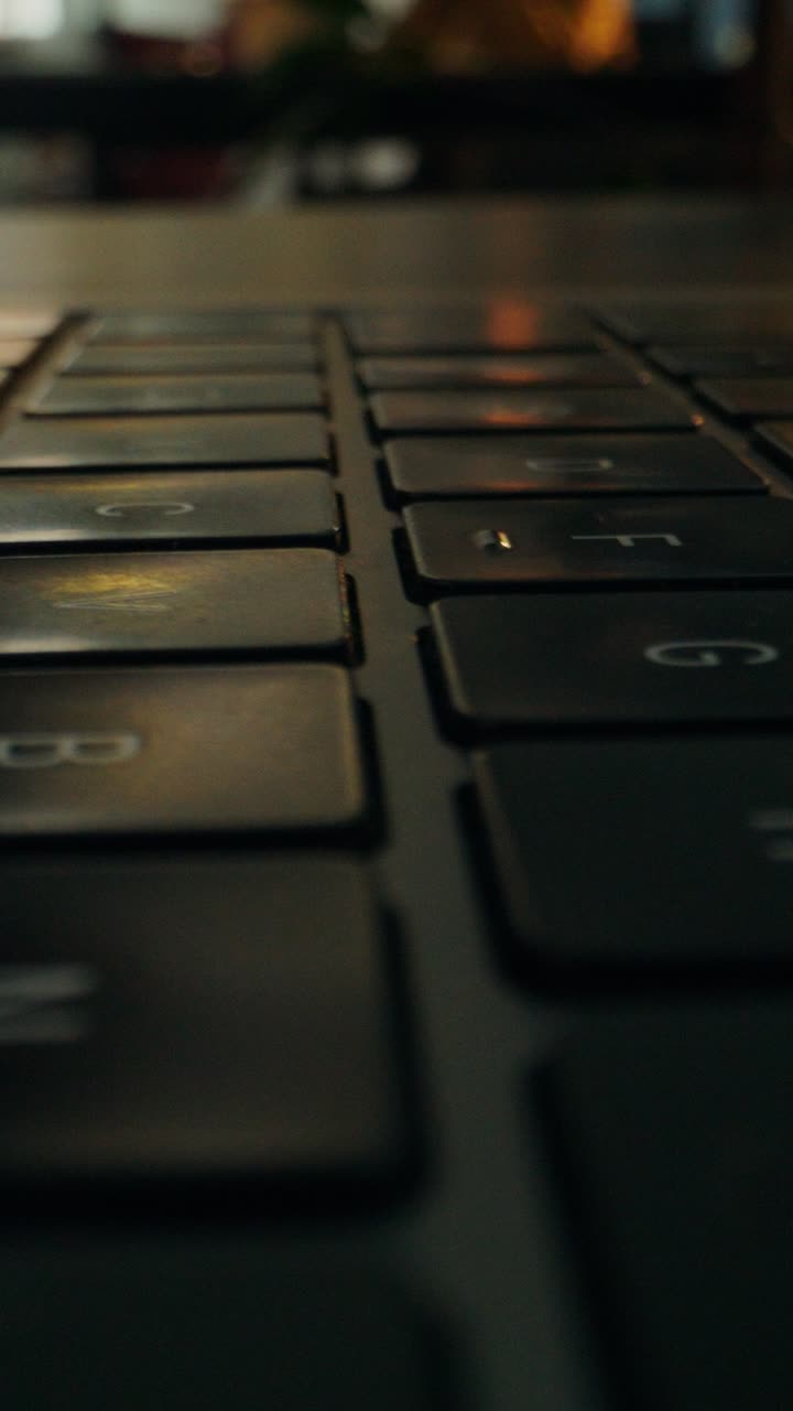 Person der skriver på et laptop tastatur
