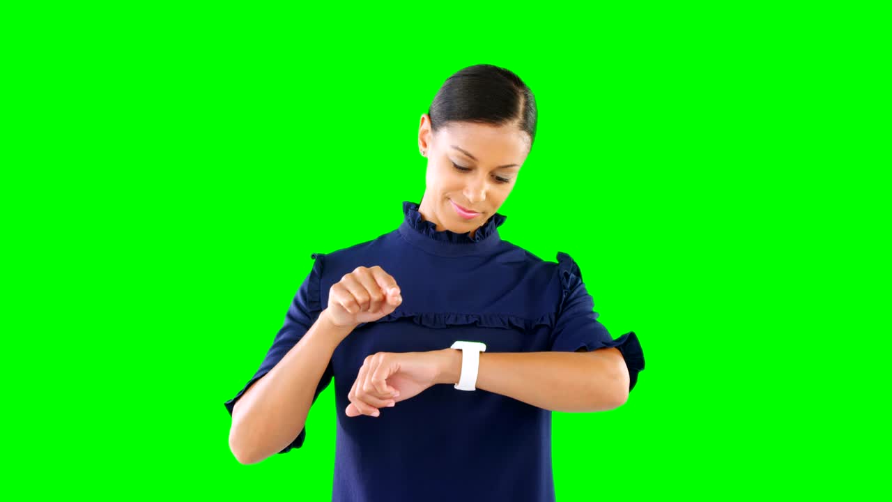 mujer usando reloj inteligente contra pantalla verde 4k
