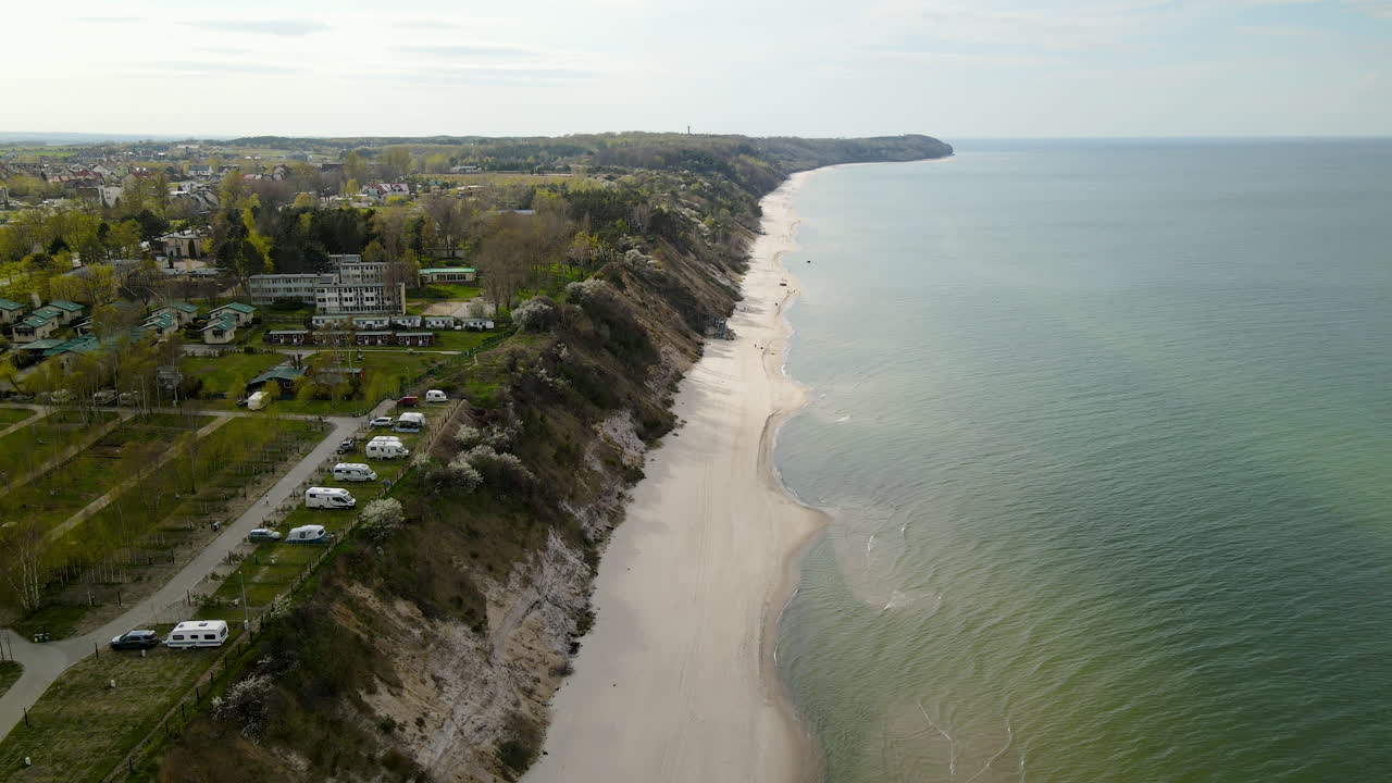 멋진 드론 영상, 맑고 고요한 날 치아포워 폴란드 해안을 따라 아름다운 전망