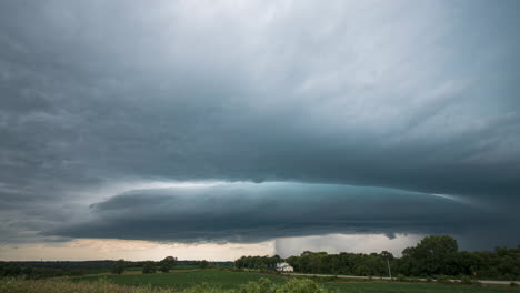 Amazing-supercell-moves-through-Iowa,-dropping-massive-hail-in-Des-Moines